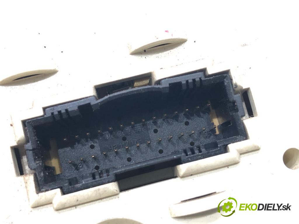 VW TRANSPORTER T4 Autobus 1994 57 kW 2.4 D 2370 Prístrojovka 701919033DK (Prístrojová doska)