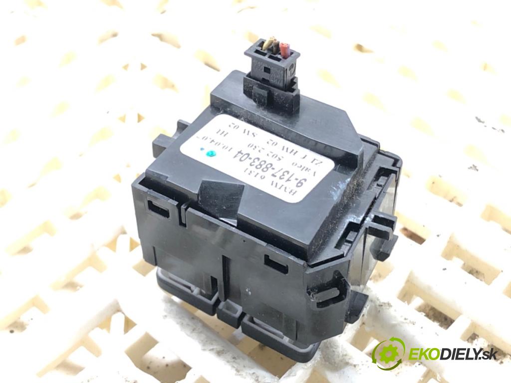 BMW E61 Kombi 2007 120 kW 520 d 1995 Prepínač ohrievania, vyhrievania sedačky 9137883 (Prepínacie páčky pod volantom)