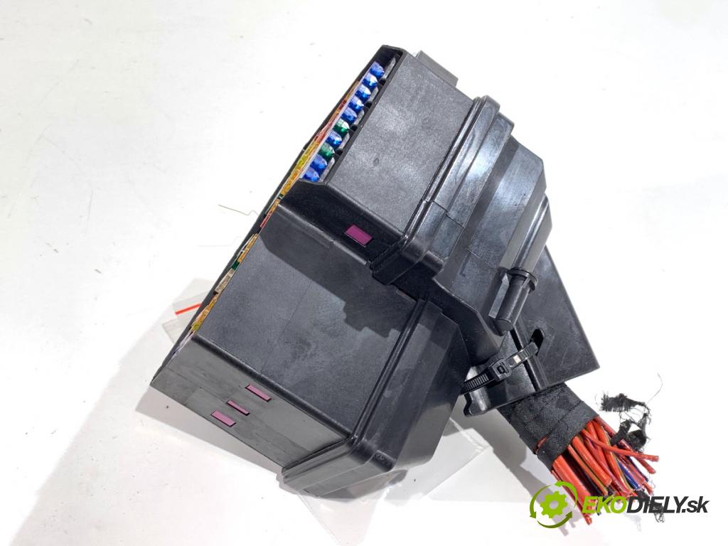 VW PHAETON sedan 2014 176 kW 3.0 V6 TDI 4motion 2967 Skrinka poistková 3D2937495 (Poistková skrinka)