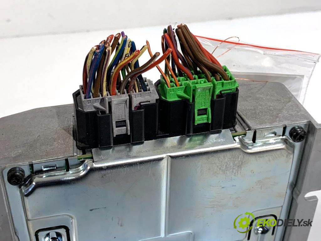 VW PHAETON sedan 2014 176 kW 3.0 V6 TDI 4motion 2967 zesilovač 3D0035466D (Zesilovač)