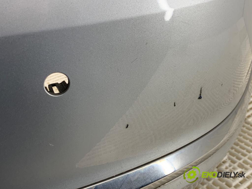VW PASSAT B7 Kombi 2012 103 kW 2.0 TDI 1968 nárazník zadní část LA7W (Klika dveří ostatní)
