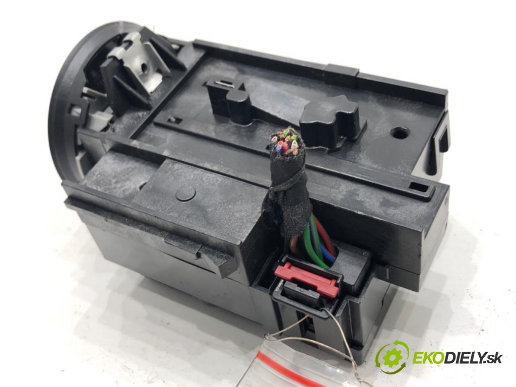 VW PASSAT B7 Kombi 2012 103 kW 2.0 TDI 1968 spinačka 3C0905843AE (Spínacia skrinka)