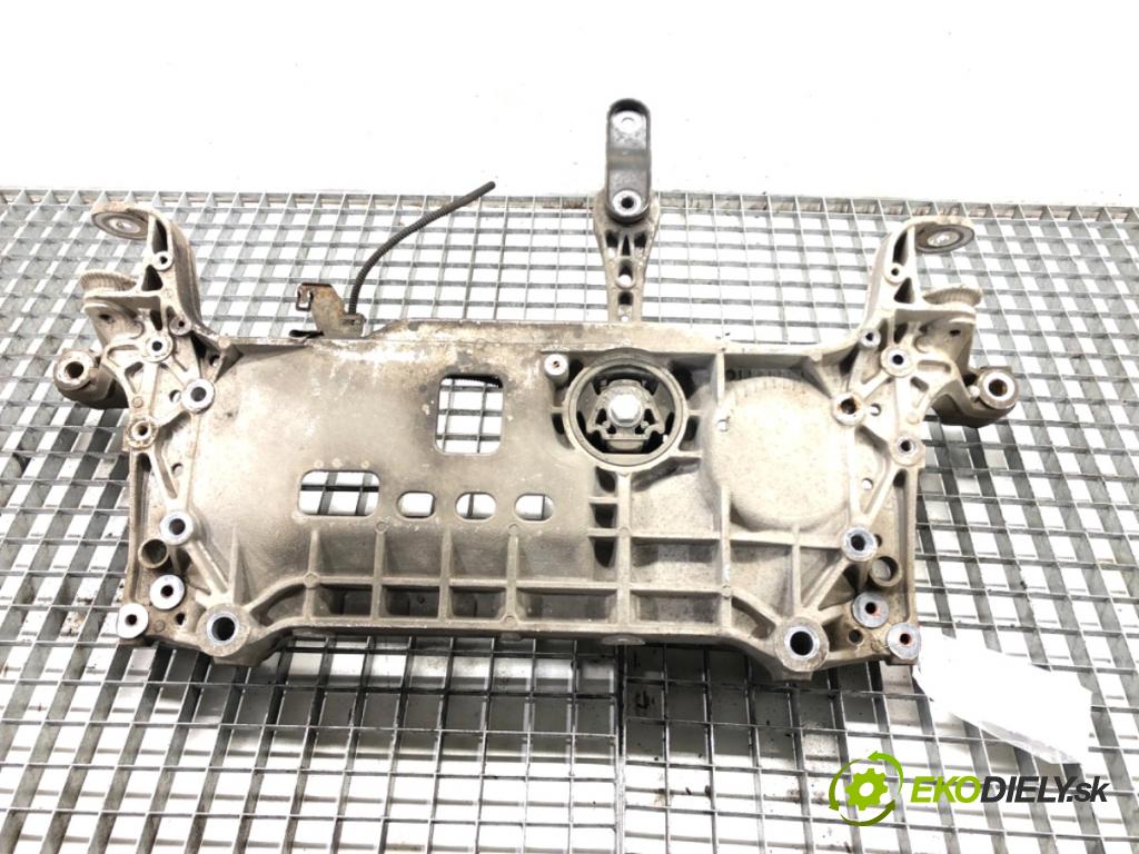 VW PASSAT B7 Kombi 2012 103 kW 2.0 TDI 1968 výztuha pod motor 7N0199369A (Přední výztuha)