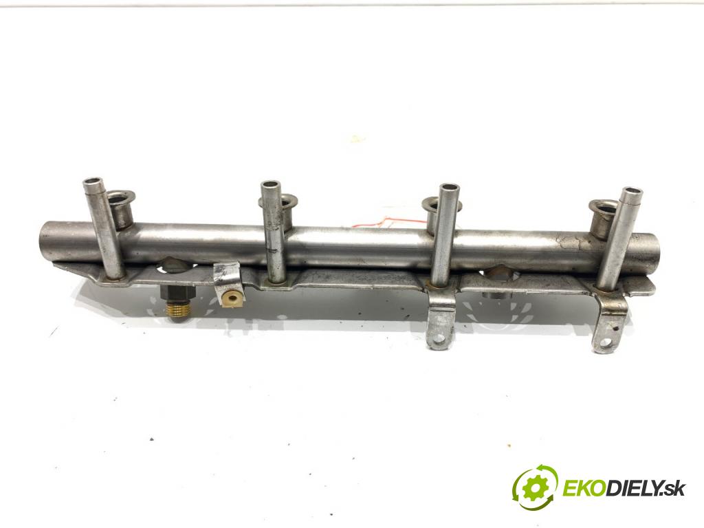 AUDI A4 B8 sedan 2008 118 kW 1.8 TFSI 1798 Lišta vstrekovacia 06J133317 (Vstrekovacia lišta)