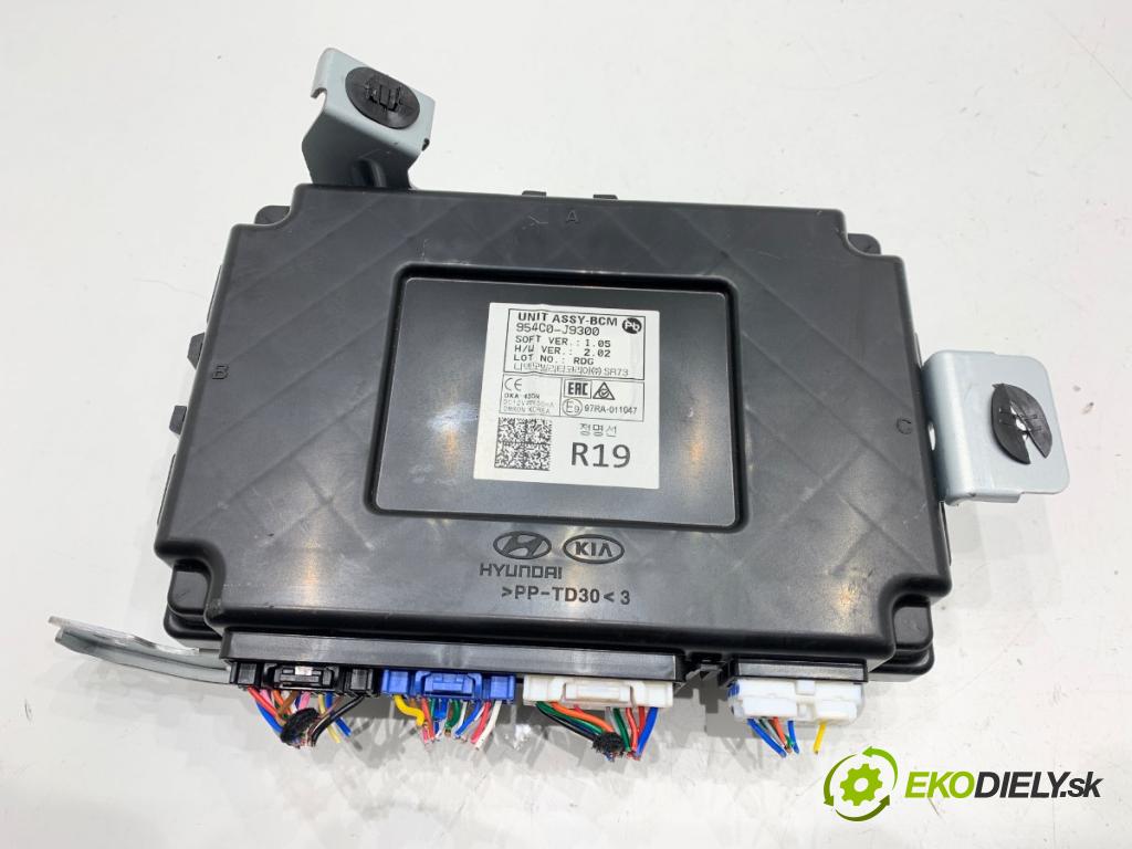 HYUNDAI KONA SUV 2022 88 kW 1.0 T-GDi 998 Modul komfortu 954C0-J9300 (Modul komfortu)