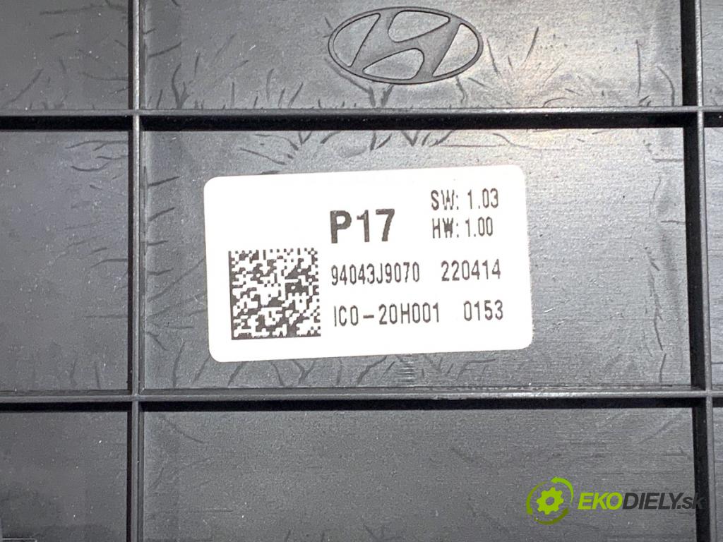 HYUNDAI KONA SUV 2022 88 kW 1.0 T-GDi 998 prístrojovka 94043J9070 (Přístrojová deska)