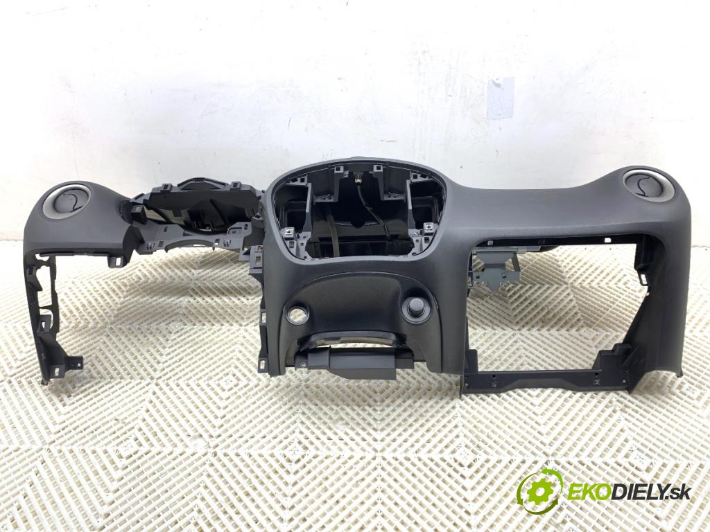 NISSAN JUKE F15 SUV 2012 86 kW 1.6 1598 Palubná doska VANKÚŠ: spolujazdca