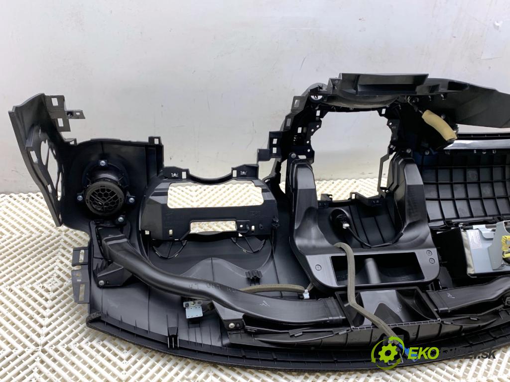 NISSAN JUKE F15 SUV 2012 86 kW 1.6 1598 Palubná doska VANKÚŠ: spolujazdca