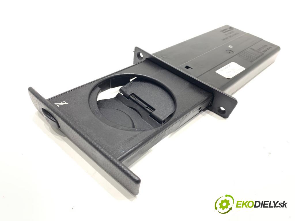 BMW E61 Kombi 2007 130 kW 525 d 2497 držák na nápoje  (Držák nápojů)