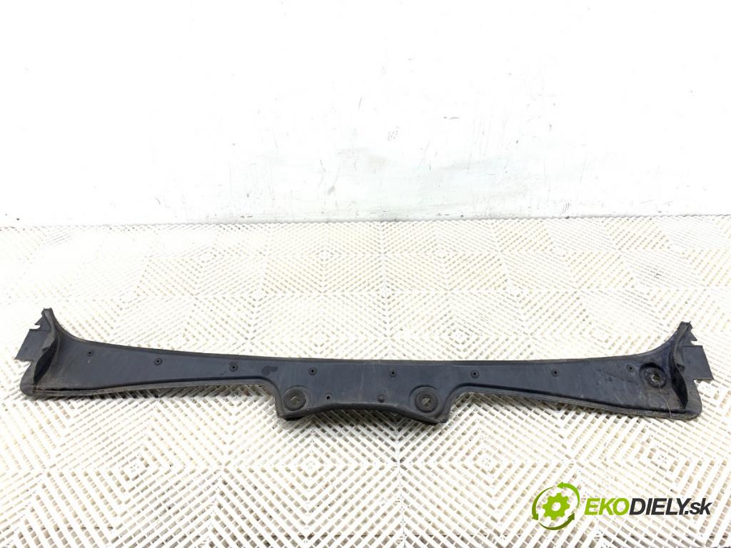 BMW E61 Kombi 2007 130 kW 525 d 2497 torpédo plast pod čelní okno 7027083 (Plast pod čelním sklem)