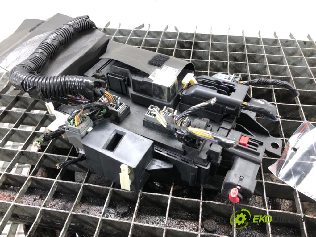 FORD USA MUSTANG V coupe 2014 227 kW 3.7 3726 modul BSI SJB14B476D (Pojistková skříňka)