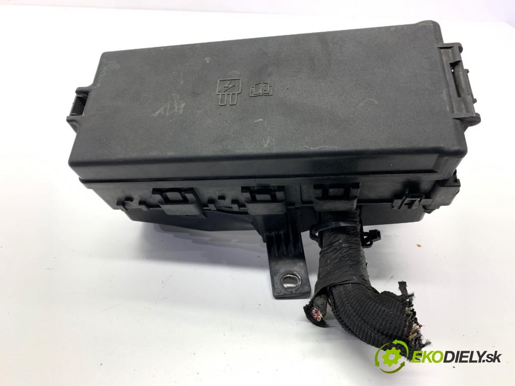 FORD USA MUSTANG V coupe 2014 227 kW 3.7 3726 skříňka poistková  (Pojistková skříňka)