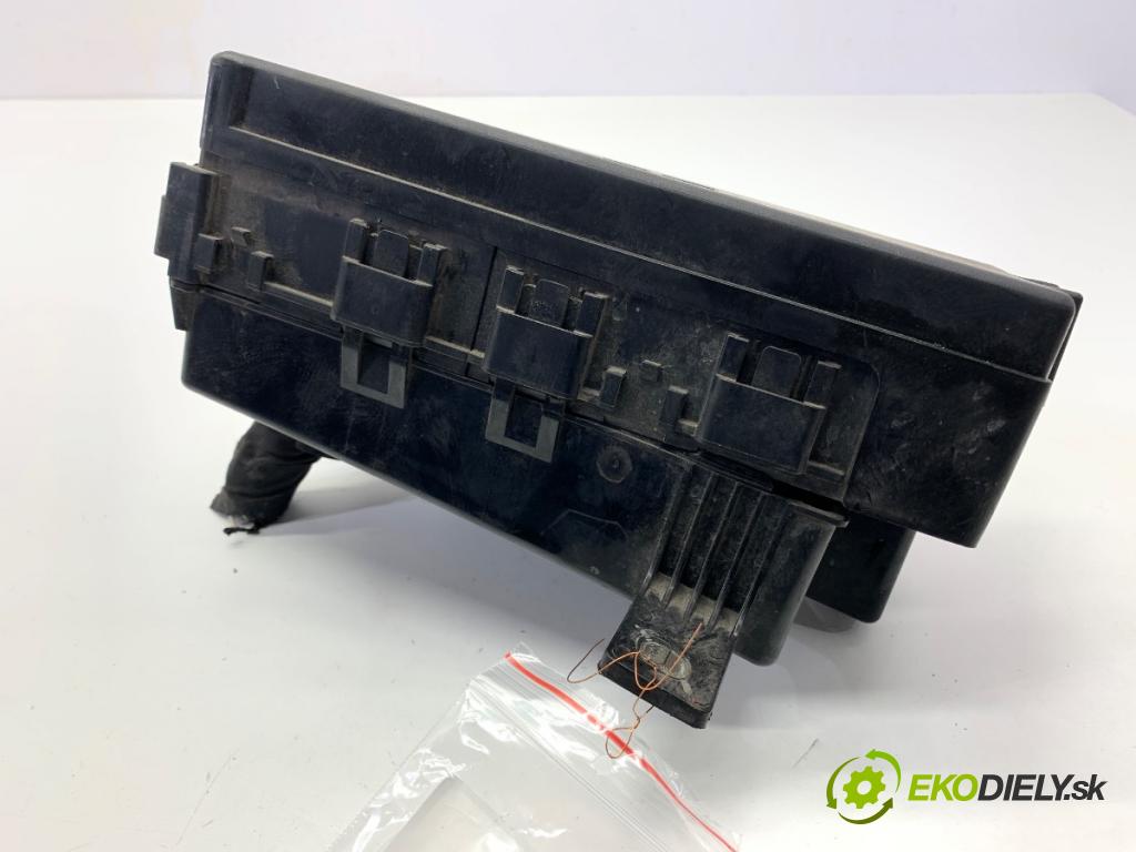 FORD USA MUSTANG V coupe 2014 227 kW 3.7 3726 skříňka poistková  (Pojistková skříňka)