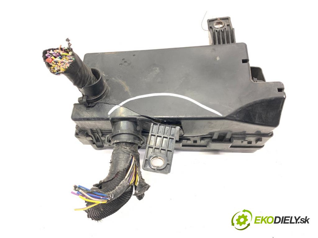 FORD USA MUSTANG V coupe 2014 227 kW 3.7 3726 skříňka poistková  (Pojistková skříňka)