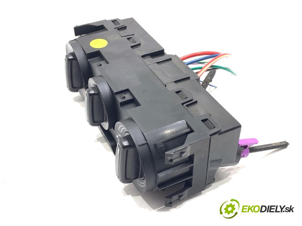 SKODA FABIA III Kombi 2017 77 kW 1.4 TDI 1422 Panel ovládania kúrenia  (Prepínacie páčky pod volantom)