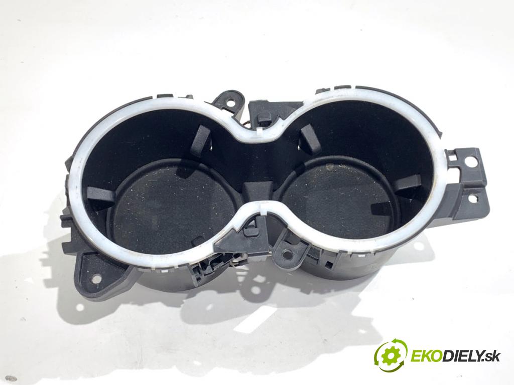 JEEP GRAND CHEROKEE WK SUV 2015 184 kW 3.0 CRD V6 4x4 2987 držák na nápoje X90018100BL (Držák nápojů)