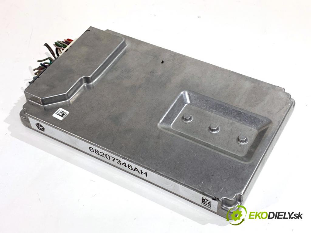 JEEP GRAND CHEROKEE WK SUV 2015 184 kW 3.0 CRD V6 4x4 2987 zesilovač 68207346AH (Zesilovač)