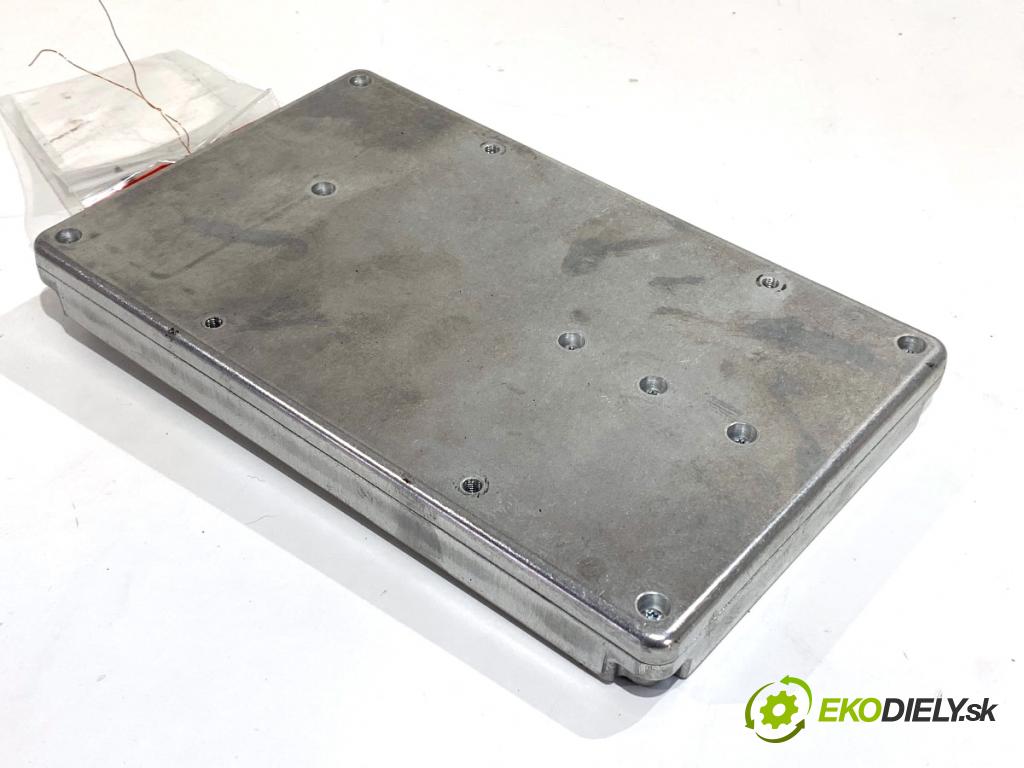 JEEP GRAND CHEROKEE WK SUV 2015 184 kW 3.0 CRD V6 4x4 2987 zesilovač 68207346AH (Zesilovač)