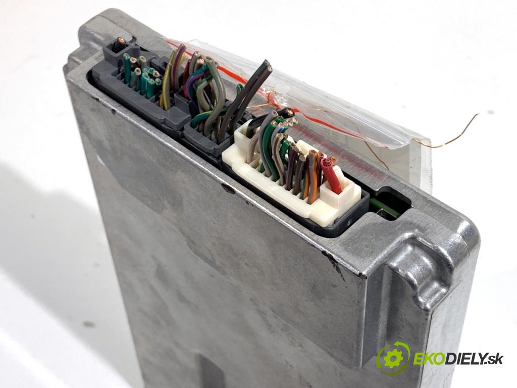 JEEP GRAND CHEROKEE WK SUV 2015 184 kW 3.0 CRD V6 4x4 2987 zesilovač 68207346AH (Zesilovač)