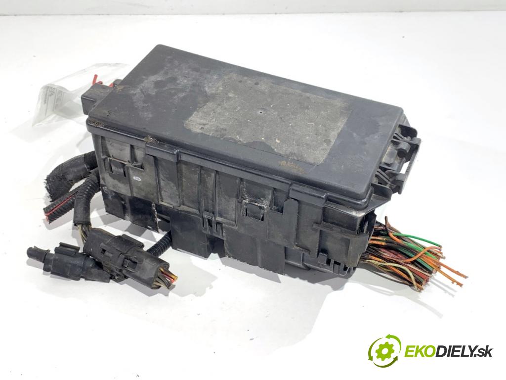 FORD TRANSIT IV Autobus 2004 92 kW 2.0 TDCi (F_F_, F_E_, F_G_) 1998 skříňka poistková  (Pojistková skříňka)