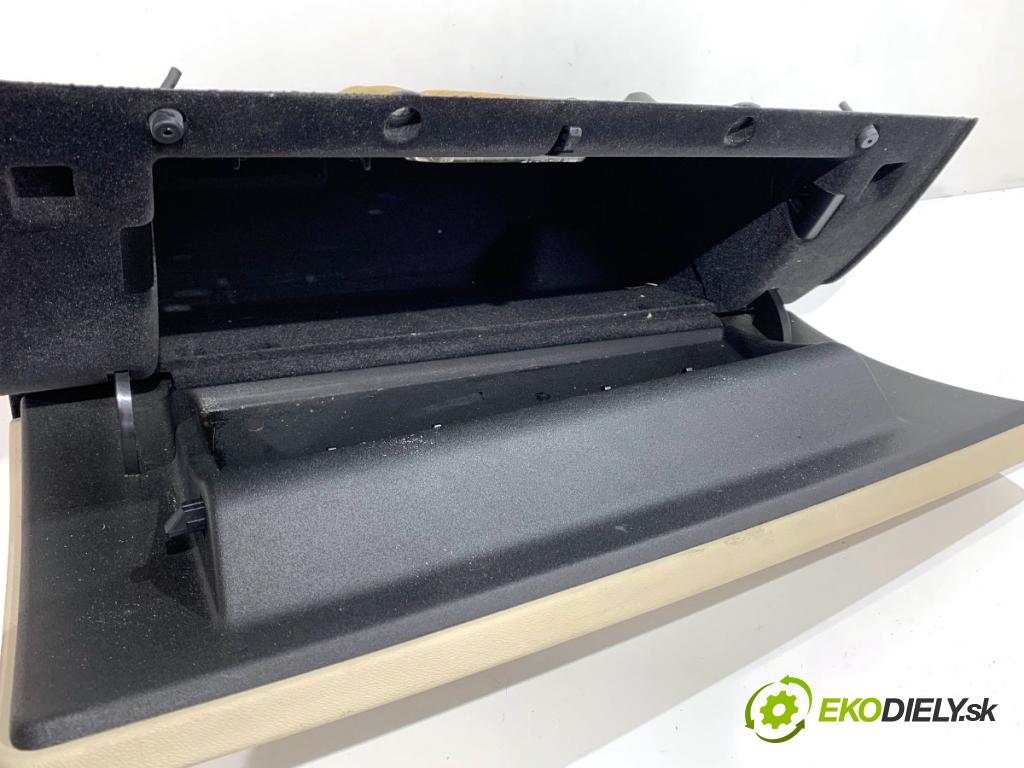 VOLVO S80 II sedan 2006 232 kW 4.4 V8 AWD 4414 přihrádka kastlík spolujezdce 30676278 (Přihrádka (kastlík))