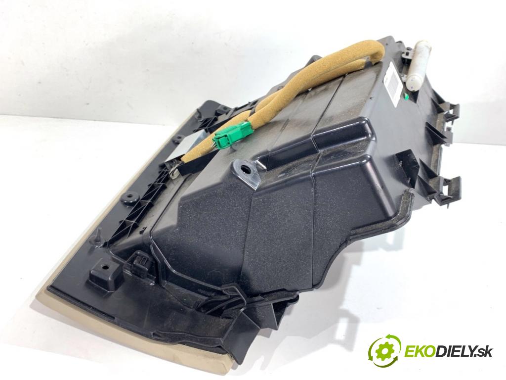 VOLVO S80 II sedan 2006 232 kW 4.4 V8 AWD 4414 přihrádka kastlík spolujezdce 30676278 (Přihrádka (kastlík))