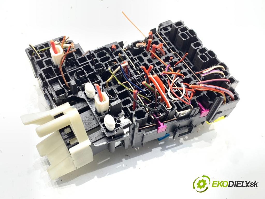 VW T-ROC SUV 2019 110 kW 2.0 TDI 1968 skříňka poistková 5Q0937615C (Pojistková skříňka)