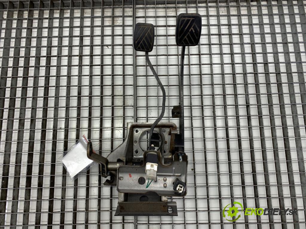 SUZUKI JIMNY III samochód terenowy zamknięty 2009 63 kW 1.5 DDiS 4x4 1461 PEDÁL:  (Potenciometer plynového pedálu)