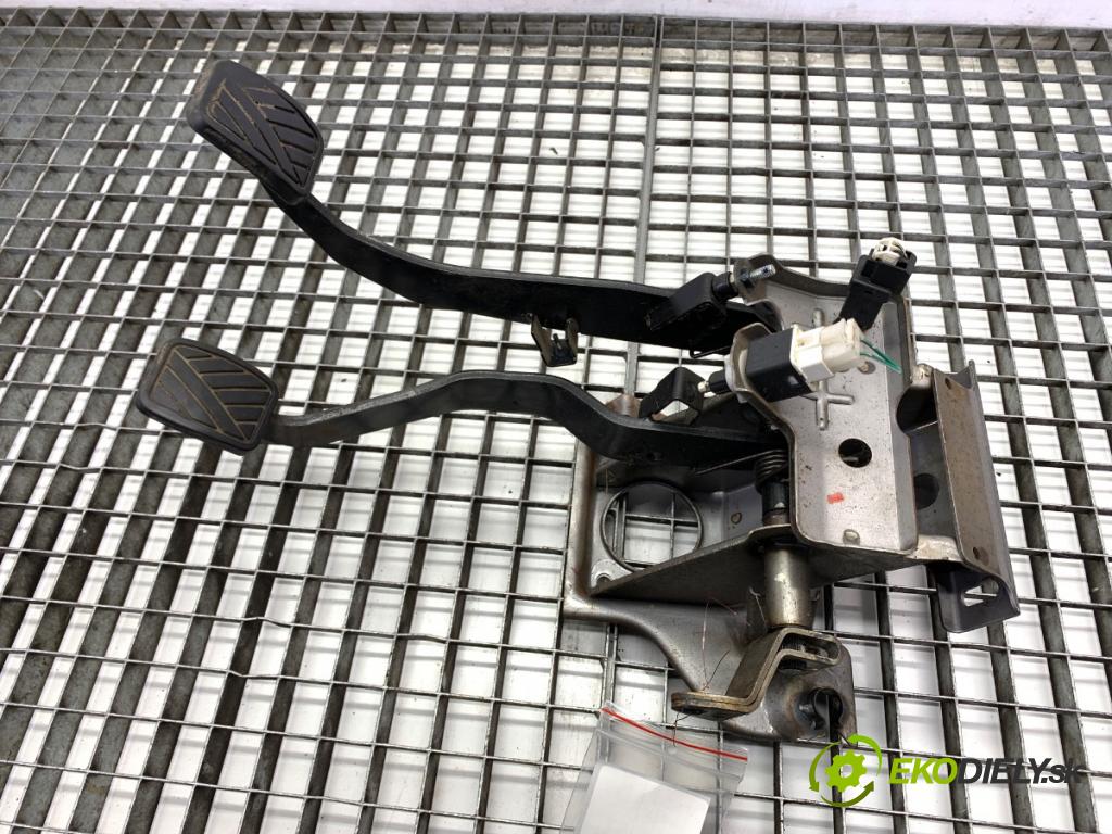 SUZUKI JIMNY III samochód terenowy zamknięty 2009 63 kW 1.5 DDiS 4x4 1461 PEDÁL:  (Potenciometer plynového pedálu)