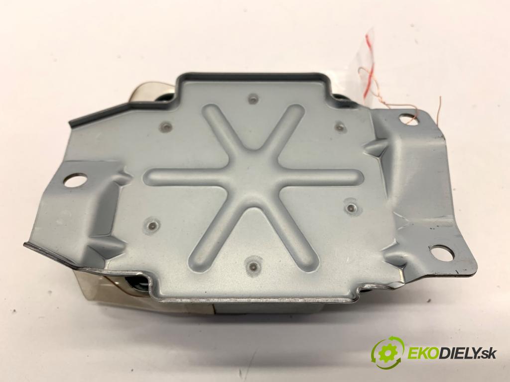 SUZUKI JIMNY III samochód terenowy zamknięty 2009 63 kW 1.5 DDiS 4x4 1461 senzor airbag 38910-84A10 (Snímač)