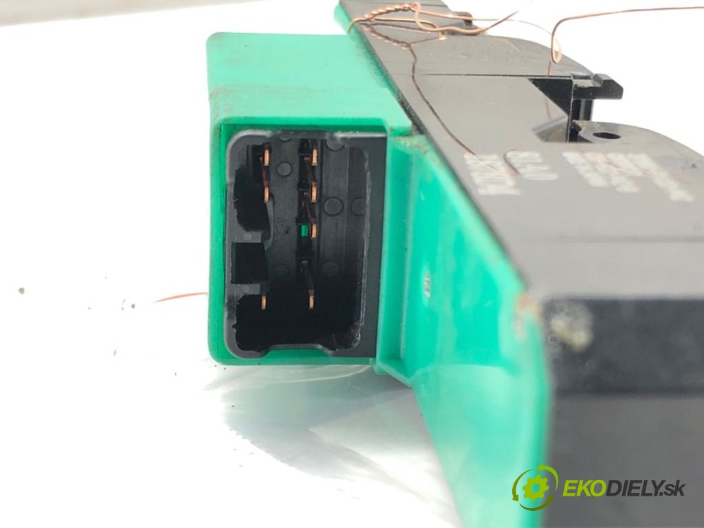 SUZUKI JIMNY III samochód terenowy zamknięty 2009 63 kW 1.5 DDiS 4x4 1461 Prepínač okien 37990-81A20 (Prepínacie páčky pod volantom)