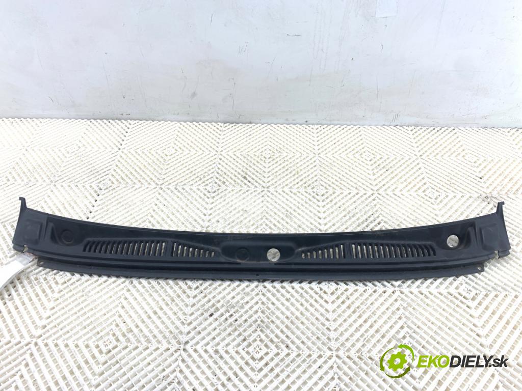 SUZUKI JIMNY III samochód terenowy zamknięty 2009 63 kW 1.5 DDiS 4x4 1461 torpédo plast pod čelní okno 77311-81A10 (Plast pod čelním sklem)