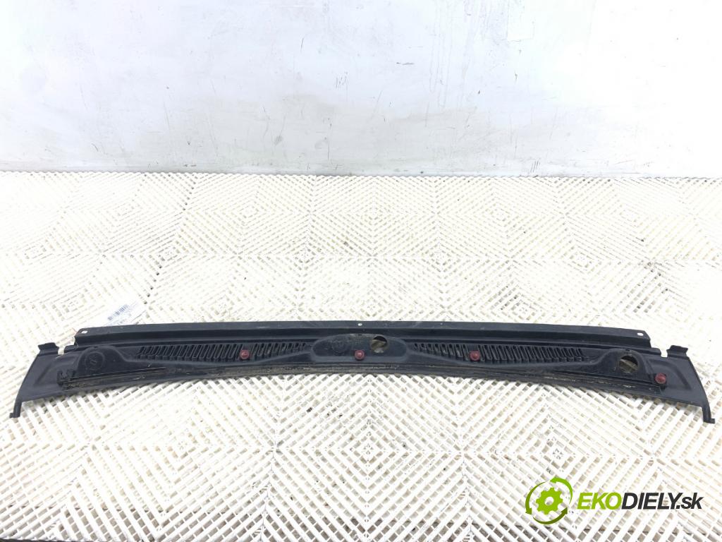 SUZUKI JIMNY III samochód terenowy zamknięty 2009 63 kW 1.5 DDiS 4x4 1461 torpédo plast pod čelní okno 77311-81A10 (Plast pod čelním sklem)