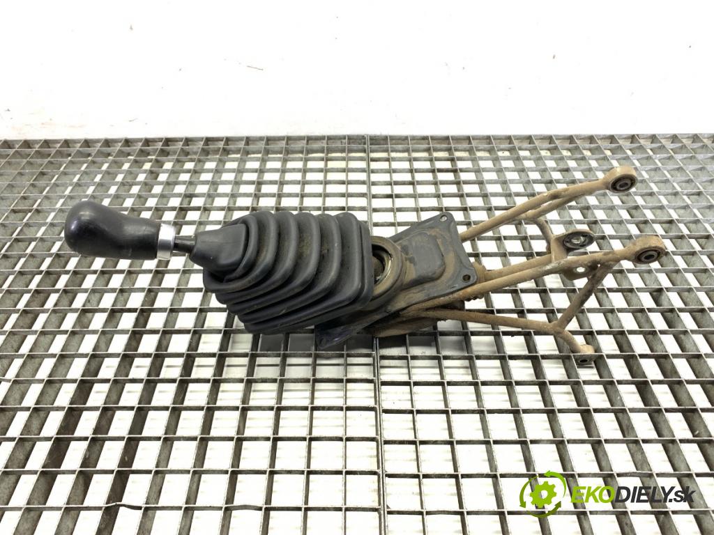 SUZUKI JIMNY III samochód terenowy zamknięty 2009 63 kW 1.5 DDiS 4x4 1461 Kulisa  (Rýchlostná páka (kulisa))