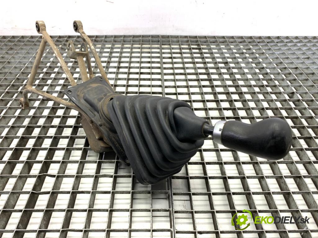 SUZUKI JIMNY III samochód terenowy zamknięty 2009 63 kW 1.5 DDiS 4x4 1461 Kulisa  (Rýchlostná páka (kulisa))