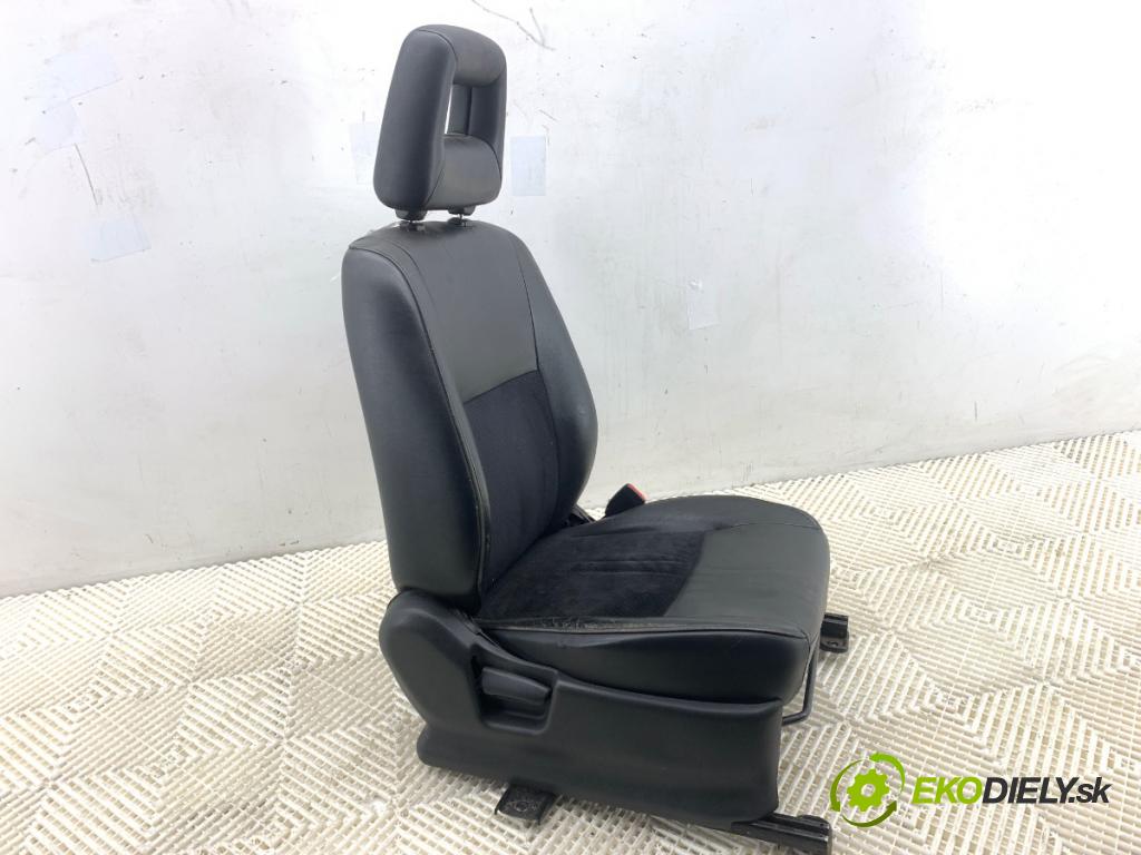 SUZUKI JIMNY III samochód terenowy zamknięty 2009 63 kW 1.5 DDiS 4x4 1461 sedadlo pravý přední část