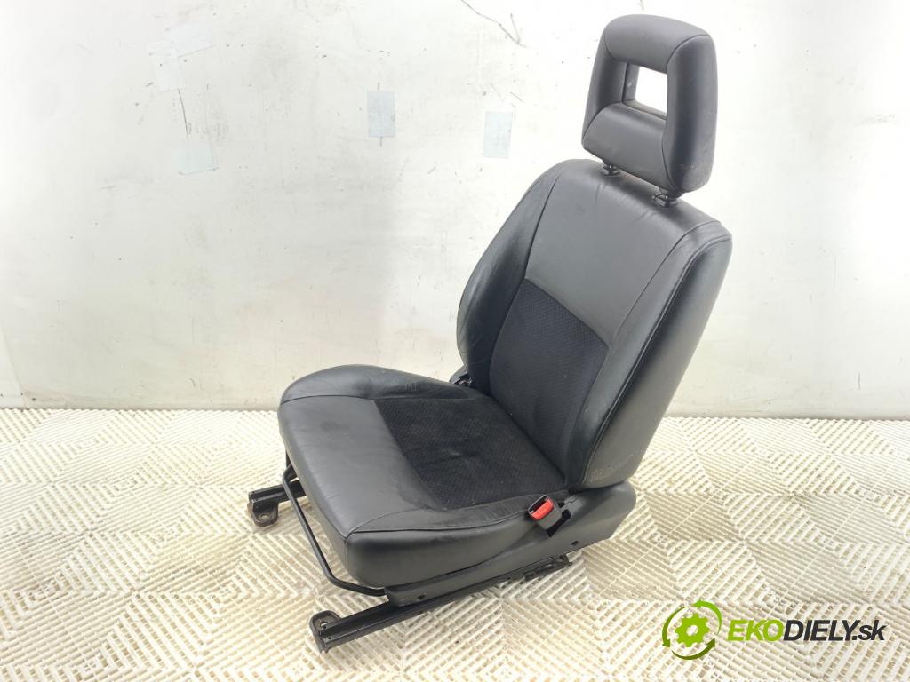 SUZUKI JIMNY III samochód terenowy zamknięty 2009 63 kW 1.5 DDiS 4x4 1461 sedadlo pravý přední část