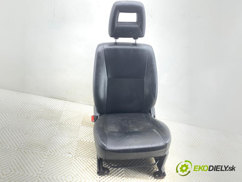 SUZUKI JIMNY III samochód terenowy zamknięty 2009 63 kW 1.5 DDiS 4x4 1461 sedadlo levý přední část 