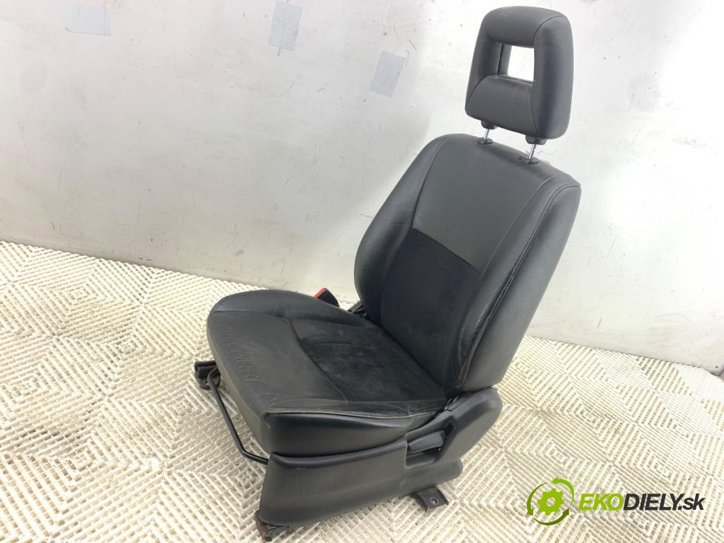 SUZUKI JIMNY III samochód terenowy zamknięty 2009 63 kW 1.5 DDiS 4x4 1461 sedadlo levý přední část