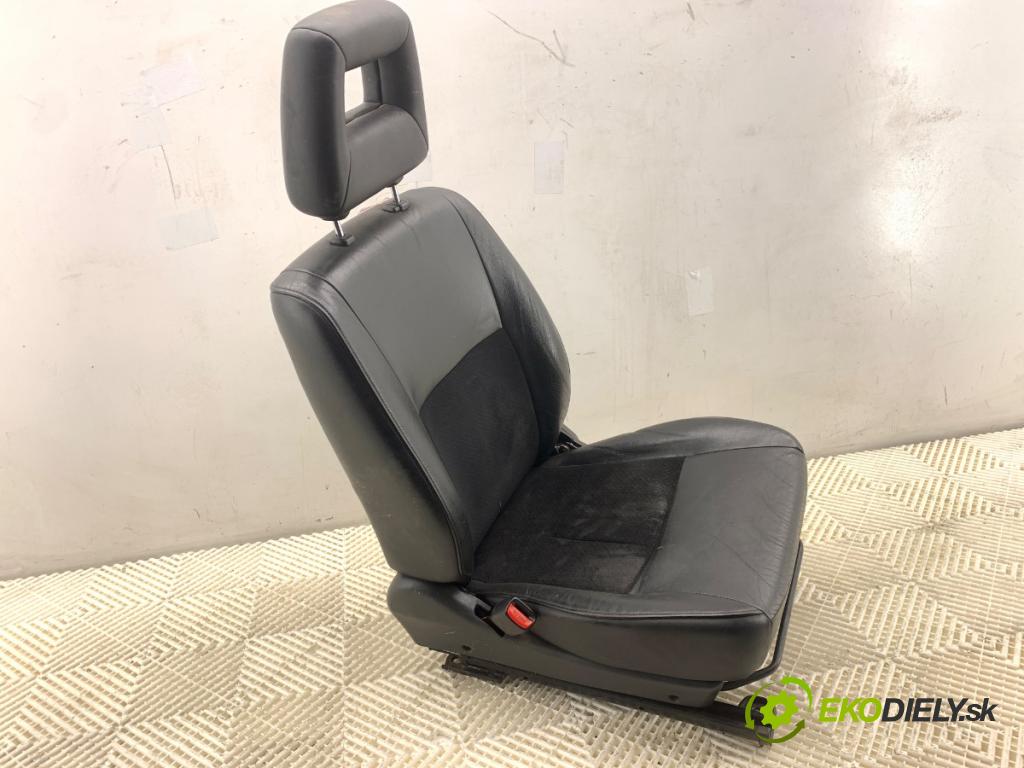 SUZUKI JIMNY III samochód terenowy zamknięty 2009 63 kW 1.5 DDiS 4x4 1461 sedadlo levý přední část