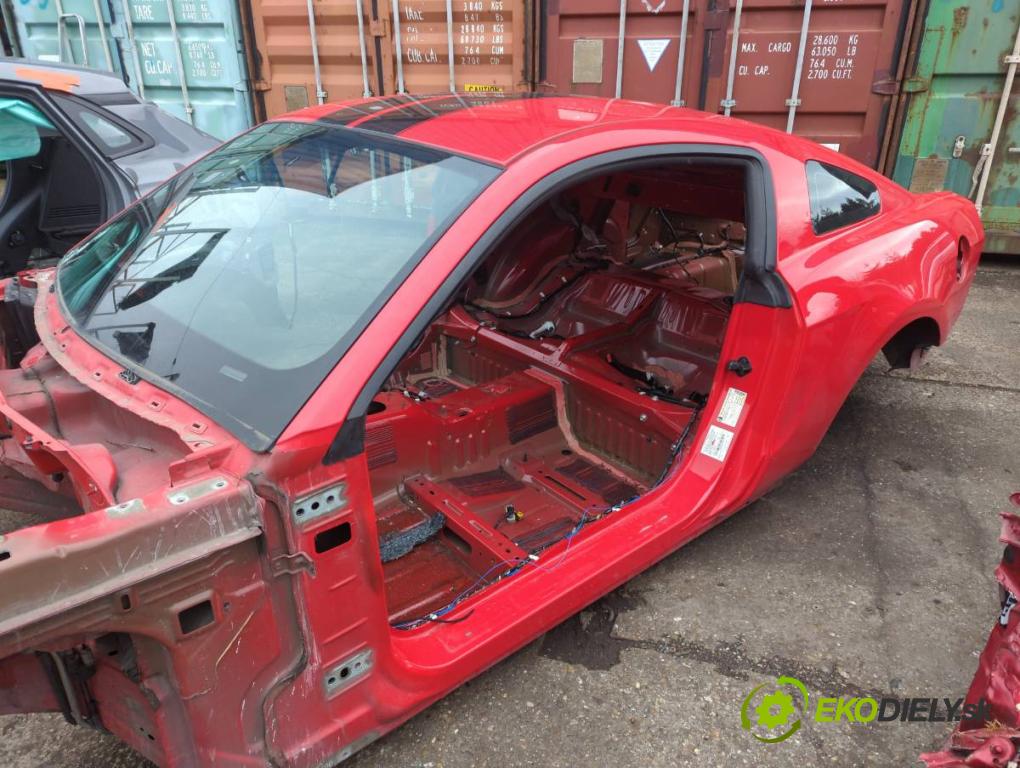 FORD USA MUSTANG V coupe 2014 227 kW 3.7 3726 KAROSERIA ČTVRŤÁK blatník zadní část levý pravý práh střecha PODŁUŻNICA levý pravý