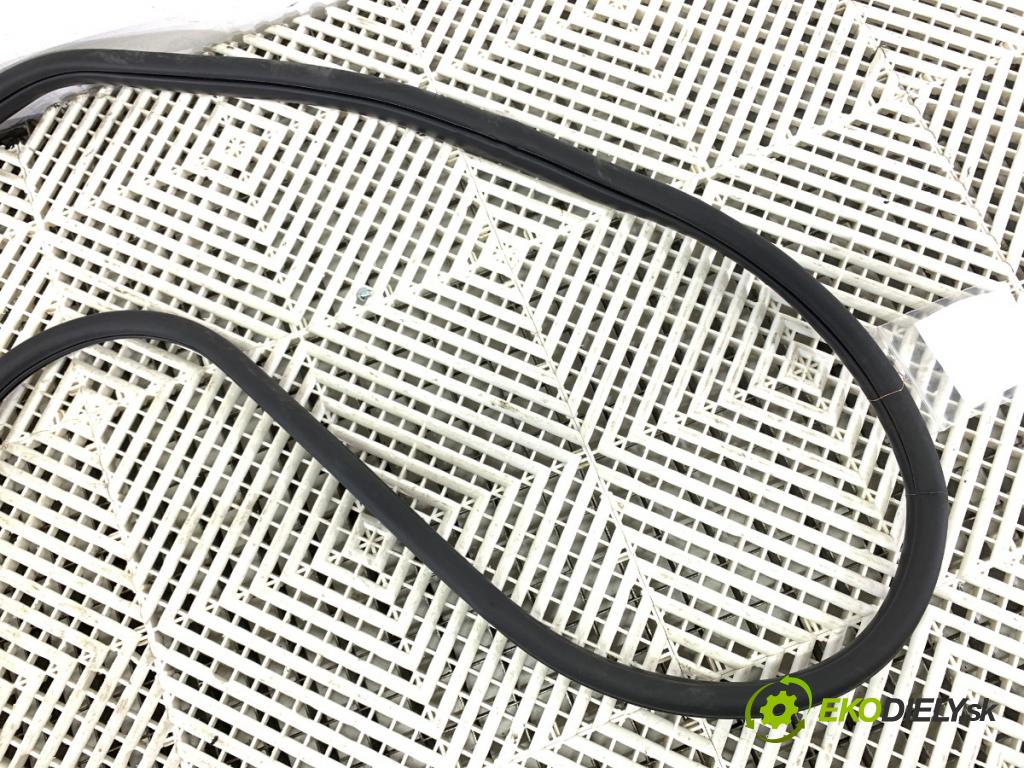 HYUNDAI KONA (SX2)  2025 150 kW EV   (n/d ccm / 150 kW / 204 KM) 0 těsnění dveře zadní část pravá  (Karoserie ostatní)