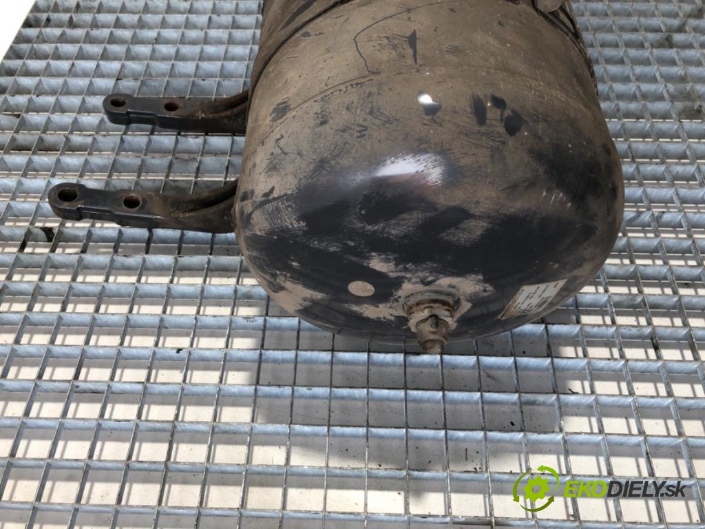 VOLVO FH II Platforma / podwozie 2015 368 kW 500 368 kW [500 KM] olej napędowy 2017 - 2022 12777 Nádržka vzduchu 21187789 (Obal vzduchového filtra)