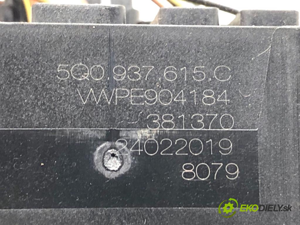 VW T-ROC SUV 2019 110 kW 1.5 TSI 1495 skříňka poistková 5Q0937615C (Pojistková skříňka)