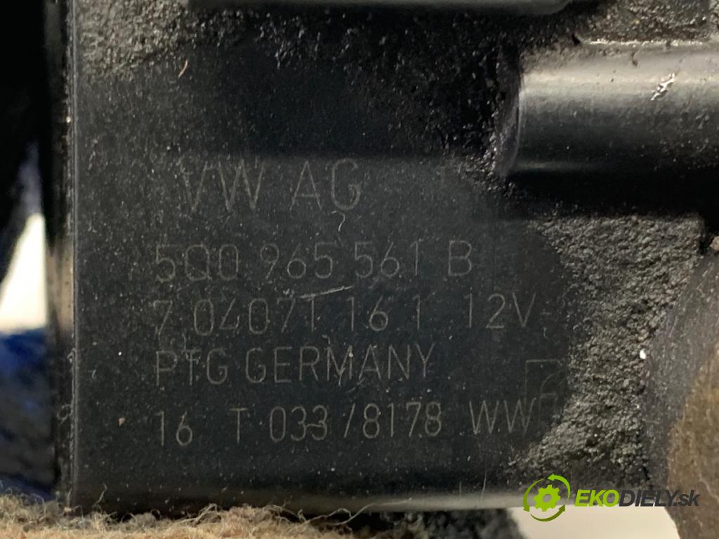 VW GOLF VII Kombi 2016 81 kW 1.6 TDI 1598 DALŠÍ: Pumpa vody 5Q0965561B (Vodná pumpa)