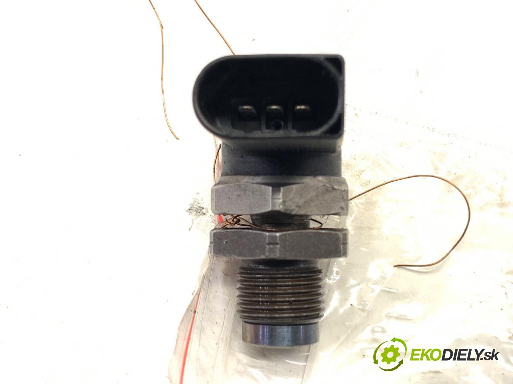 BMW E71 SUV 2013 180 kW xDrive 30 d 2993 Snímač tlaku paliva 0281002497 (Snímač)