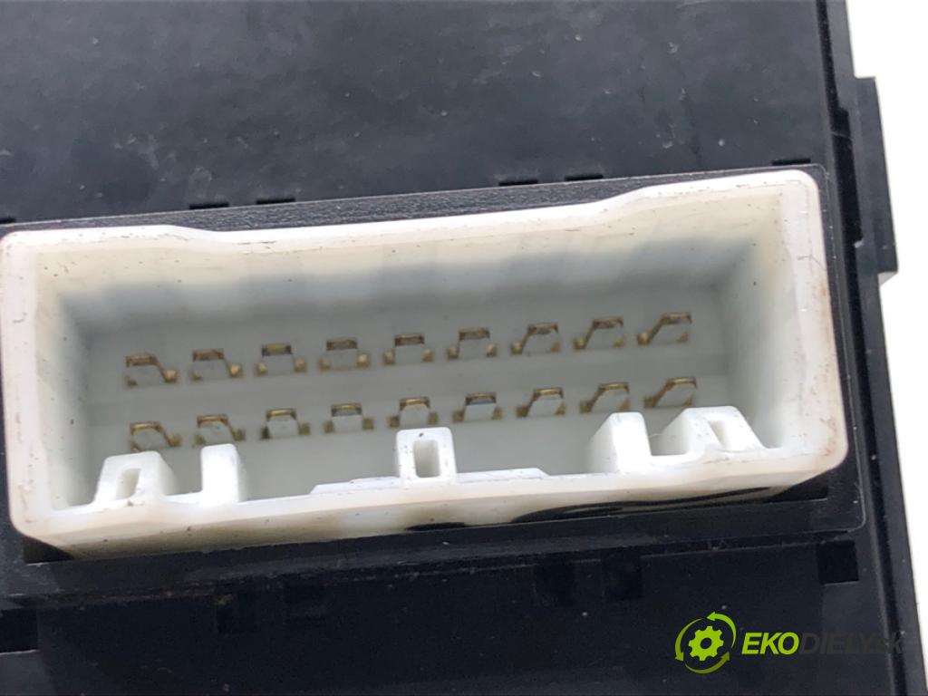 HYUNDAI i20 II liftback 2019 62 kW 1.2 1248 Prepínač okien 93570-C8111 (Prepínacie páčky pod volantom)