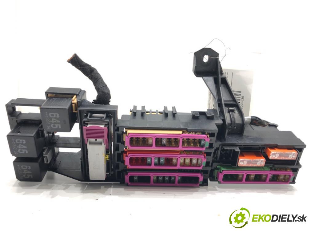 AUDI A6 C7 sedan 2011 180 kW 3.0 TDI quattro 2967 skříňka poistková 4H0951253A (Pojistková skříňka)