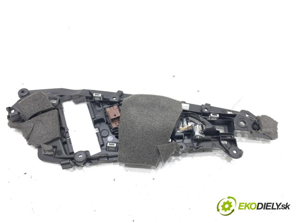 AUDI A6 C7 sedan 2011 180 kW 3.0 TDI quattro 2967 Kľučka vnútorná ľavy predný