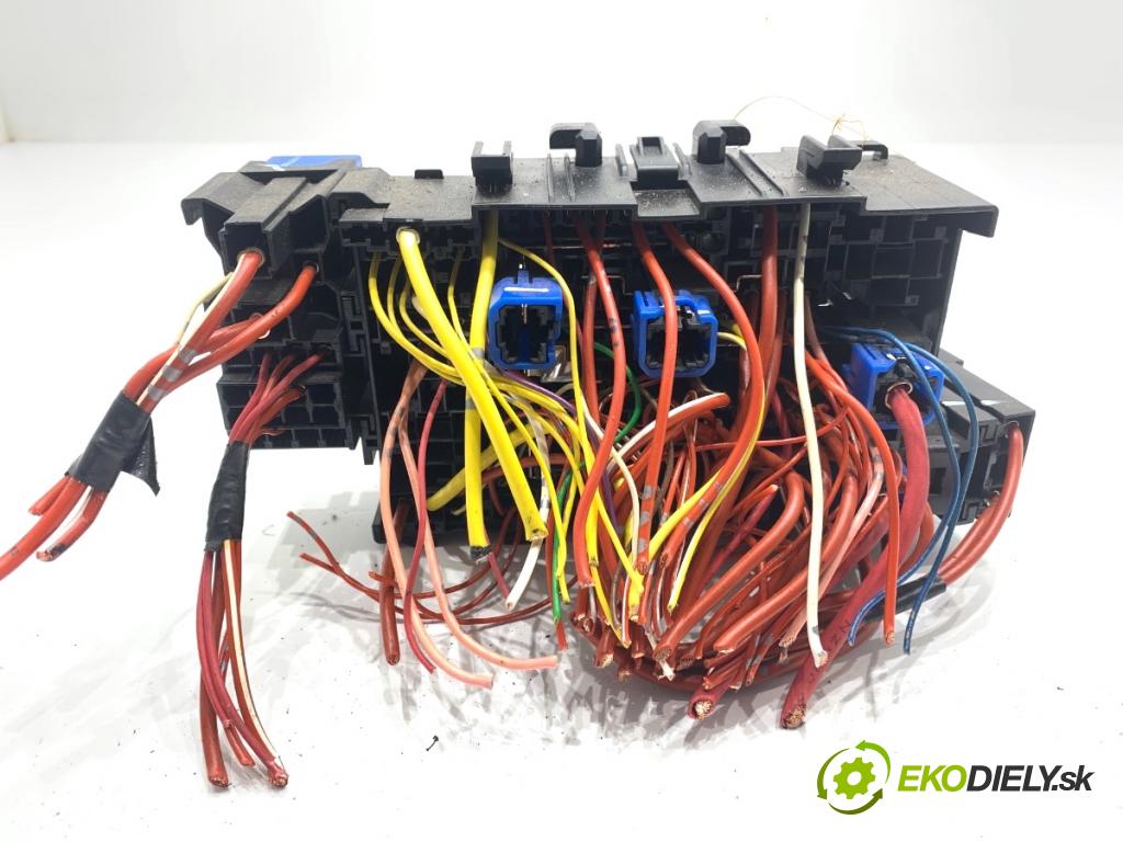 RENAULT CLIO V liftback 2022 69 kW 1.6 E-TECH 145 (B7MU) 1598 Skrinka poistková 243805499R (Poistková skrinka)